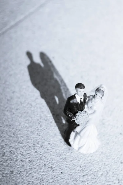 ベージュの床に結婚式のカップルの標準的な図 人はいない — ストック写真