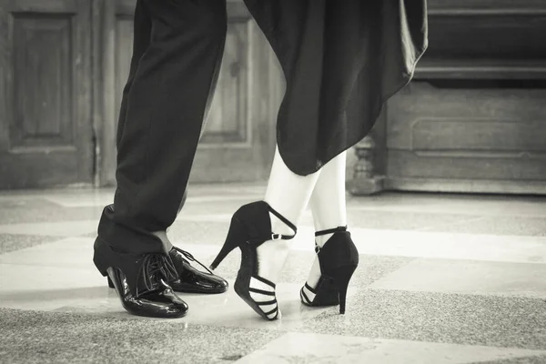 Férfiak Nők Lábai Táncolnak Argentin Tangóban Fekete Cipő — Stock Fotó