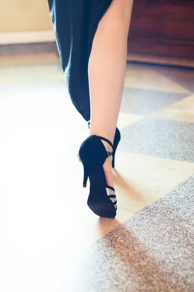 Benen Van Sexy Vrouw Tango Danser Pose — Stockfoto