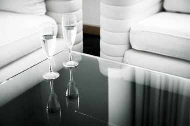 Cam bir masada iki bardak su. Kimse yok.