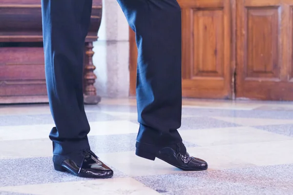 Hombre Los Pies Vestido Negro Moviéndose — Foto de Stock