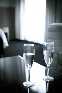 Cam bir masada iki bardak su. Kimse yok.