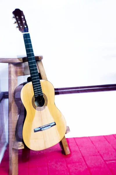 Іспанський Гітарний Музичний Інструмент Знаходився Тринозі Ніхто — стокове фото
