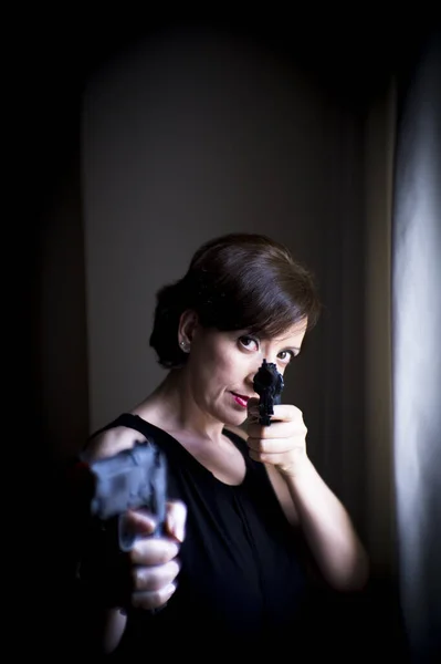 Retrato Mulher Com Arma Vestido Preto — Fotografia de Stock