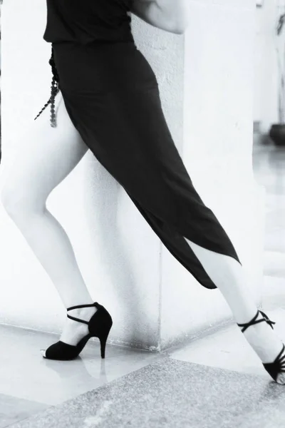 脚のセクシー女性タンゴダンサーのポーズ — ストック写真