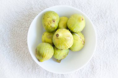 Yeşil incir, vücut için birçok yararlı özelliği olan bir meyvedir. Kimse yok.