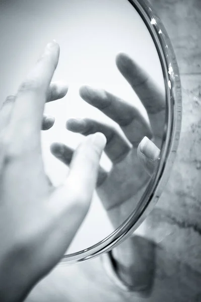 Mão Das Mulheres Refletida Espelho Redondo Cena Misteriosa — Fotografia de Stock