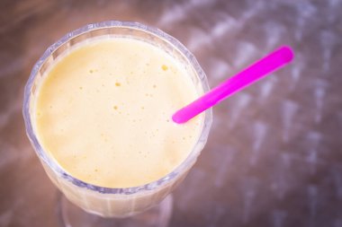 Meyve suyu ve pipet içilen cam kase.