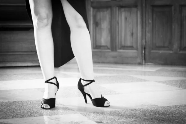 Ноги Сексуальной Танцовщицы Танго Позе Высокие Каблуки Черном — стоковое фото