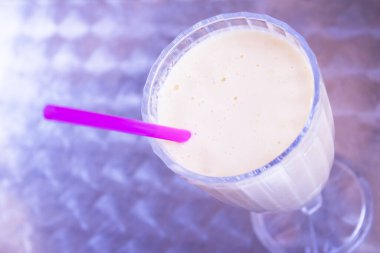 Meyve suyu ve pipet içilen cam kase.