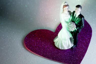 Yeni evliler gelin ve damadı kucaklıyor.