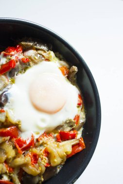 Haşlanmış yumurtalı sebze. Kimse yok.