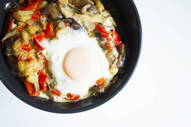 Haşlanmış yumurtalı sebze. Kimse yok.