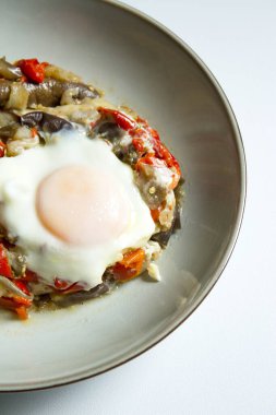 Haşlanmış yumurtalı sebze. Kimse yok.