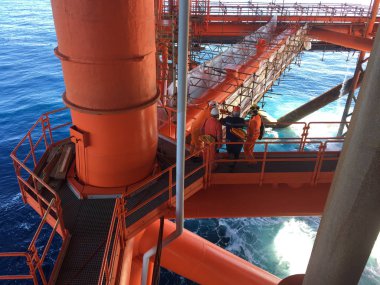 Libya - 28 Ocak 2016: Bir grup mühendis bir petrol sondaj platformu tartışma kadeh.