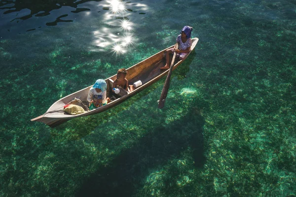 Mabul Adası, Sabah Malezya: 1 Mayıs 2016 - üç çocuk onların ahşap tekne içinde görünür deniz otlar ile su yoluyla bkz: atış.