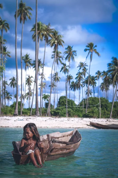 말레이시아 해안선에 그녀의 보트에 소녀의 Maiga 2016 — 스톡 사진
