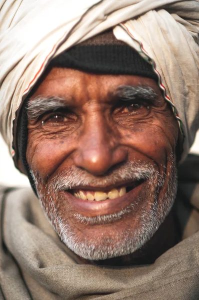 Baswa, Hindistan: 19 Şubat 2015 - Hint bir yaşlı kameraya gülümseyen in atış yakından.