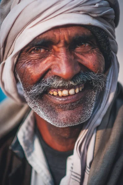 Baswa, Hindistan: 19 Şubat 2015 - Hint bir yaşlı kameraya gülümseyen in atış yakından.