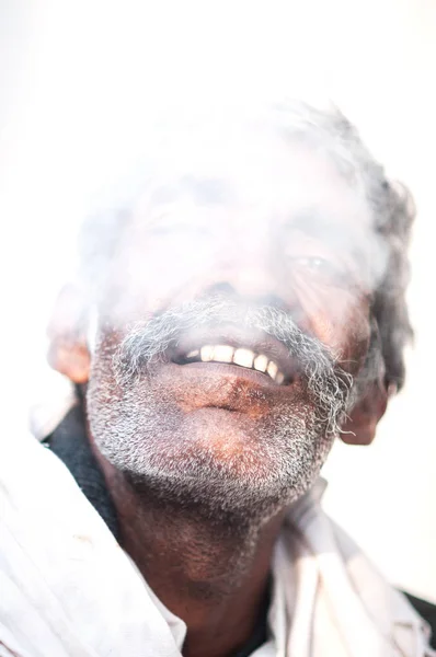 Baswa Сполучені Штати Америки Лютого 2015 Shot Людини Видихаючи Дим — стокове фото