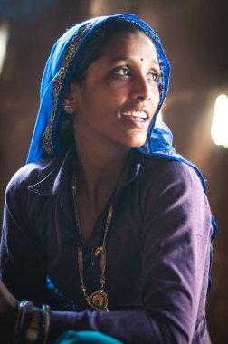 Sariska, Hindistan: Bir Hint kadının geleneksel giyim 19th Şubat 2015 - vurdu.