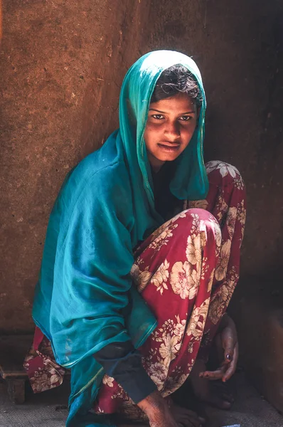 Sariska, Hindistan: Bir Hint kadının geleneksel giyim 19th Şubat 2015 - vurdu.