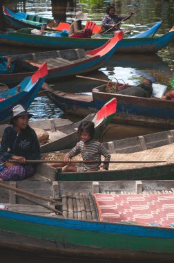 Siem Reap, Kamboçya: 5 Ekim 2015 - Siem Reap, Kamboçya atış yerel halkın doing business in yerel kayan, onların ahşap tekne Pazar