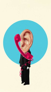 Bej arka planda kafanın yerine kırmızı telefon ahizesiyle insan kulağından yaratıcı bir kolaj. İnsan kaynakları röportajları, müşteri hizmetleri, psikoloji yardım hatları ve retro iletişim kavramı.