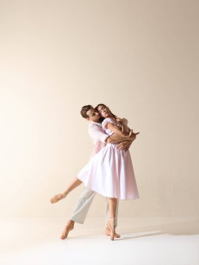 Zarif bale düeti sanatsal yoğunlukla dengeli bir duruş sergiliyor. Hareket, disiplin, kültür, tutku, performans sanatı ve partnerler arasındaki uyum kavramı.