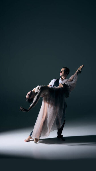 Партнеры по балету в драматическом лифте в центре внимания с эмоциями. Концепция редакционного искусства, роскошного образа жизни, отношений, производительности, духовности, фитнеса и внутреннего эмоционального повествования.