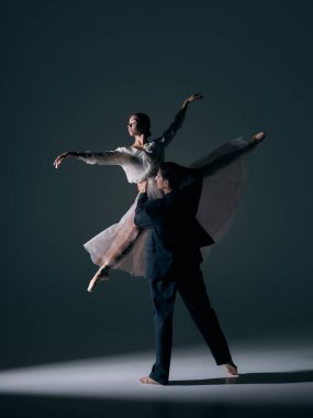 Zarif vücut uzantısıyla zarif kaldırmada bale partnerleri. Sanat, ahenk, sahne sanatları, duygusal bağlantı ve anlamlı kültürel hikaye anlatımı kavramı.