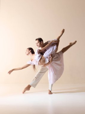 Zarafet ve tutkuyla dramatik bir şekilde gerilen bale partnerleri. Güç kavramı, uyum, sahne sanatı, çağdaş performans ve anlamlı hikaye anlatımı..