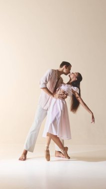 Yumuşak öpüşen bale çifti zarif romantik sahne ifadesiyle poz veriyor. Aşk kavramı, sahne samimiyeti, romantik performans, duygusal bağlantı ve şiirsel hikaye anlatımı..