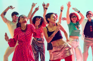 Heyecanlı gençler canlı stüdyoda enerjiyle dans ediyorlar. Gençlik kültürü, müzik tanıtımı, grup kutlaması ve şık yaşam tarzı kavramı.