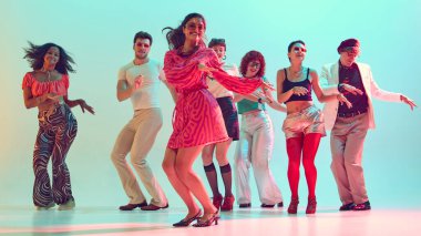 Eski moda parti kutlamalarında dans eden arkadaşlar senkronize hareket ediyor. Gençlik kültürü, müzik enerjisi, moda yaşam tarzı ve sosyal eğlence kavramı.