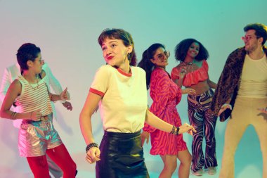 Partide eski moda grubuyla dans eden neşeli genç bir kadın. Eğlence, yaşam tarzı eğlencesi, gençlik yaratıcılığı ve kültürel kutlama kavramı.