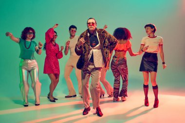 Kürk ceketli bir adam dans pistini enerjiyle yönetiyor. Bireysellik, güven, retro cazibe, gece hayatı performansı ve kültürel ifade kavramı.