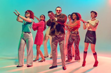 Bir grup şık dansçı senkronize disko hareketleri yapıyor. Takım çalışması, retro kültür, canlı gece hayatı, kolektif eğlence ve müzik kutlaması kavramı.