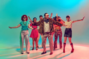 Kürklü adam özgüveniyle senkronize retro dans grubunu yönetiyor. Gece hayatı performansı, cesur moda, takım çalışması, müzik enerjisi ve kültürel kutlama kavramı.