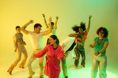 Neon retro parti kutlamalarında dans grubu enerjik bir şekilde hareket ediyor. Müzik anlayışı, gece hayatı kültürü, festival enerjisi, birleşme sevinci ve eğlence tarzı..