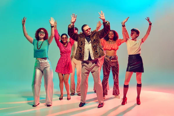 Bir grup şık dansçı, retro disko atmosferinde el kaldırıyor. Gençlik kutlamaları, takım çalışması, klasik yaşam tarzı, gece hayatı ifadesi ve kültürel birlik kavramı.
