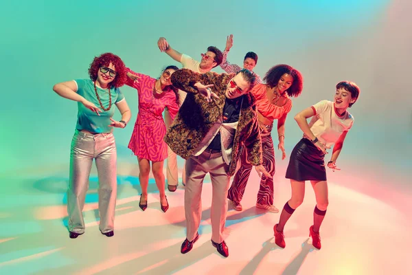 Retro dansçılar sahnede enerjik senkronize hareket eğilimindeler. Ritim kavramı, kültürel birlik, klasik gece hayatı, takım çalışması, müzik kutlaması ve gençlik kimliği..