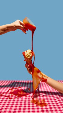 Mavi arka planda kadın ellerinin tuttuğu spagetti konisini kaplayan domates sosu taşmış. Cesur restoran markaları, viral sosyal medya, posterler ve yenilik ambalajı kavramı.