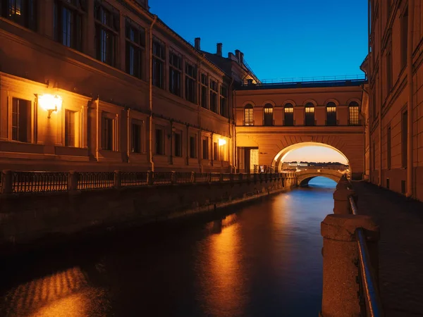 Arch kış kanal üzerinde gece manzarası. Saint-Petersburg, Rusya Federasyonu