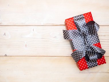 Doğum günü hediyesi ahşap tahta üzerinde gri saten bant ile. Tatil kavramı