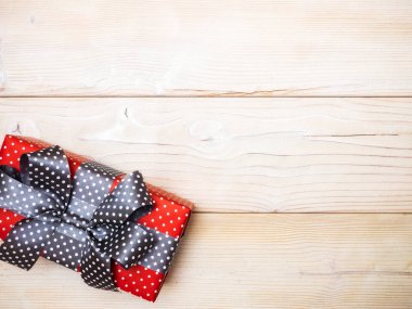 Doğum günü hediyesi ahşap tahta üzerinde gri saten bant ile. Tatil kavramı