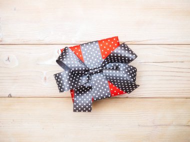 Kırmızı hediye kutusu ahşap tahta üzerinde. Uzay kopyalayın. Tatil kavramı