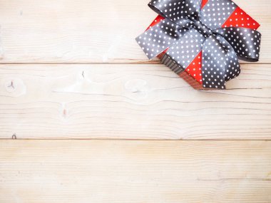 Hediyelik kutu ahşap tahta üzerinde yay ile ışıltılı gazetede. Tatil kavramı