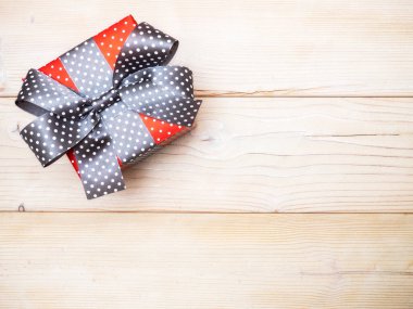 Doğum günü hediyesi ahşap tahta üzerinde gri saten bant ile. Tatil kavramı