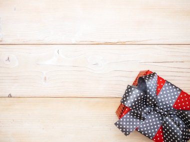 Kırmızı hediye kutusu ahşap tahta üzerinde. Uzay kopyalayın. Tatil kavramı